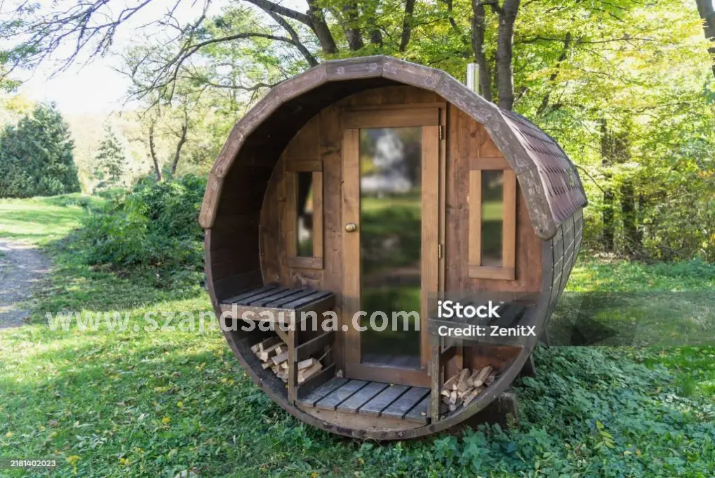 按摩师正在为顾客进行颈部按摩