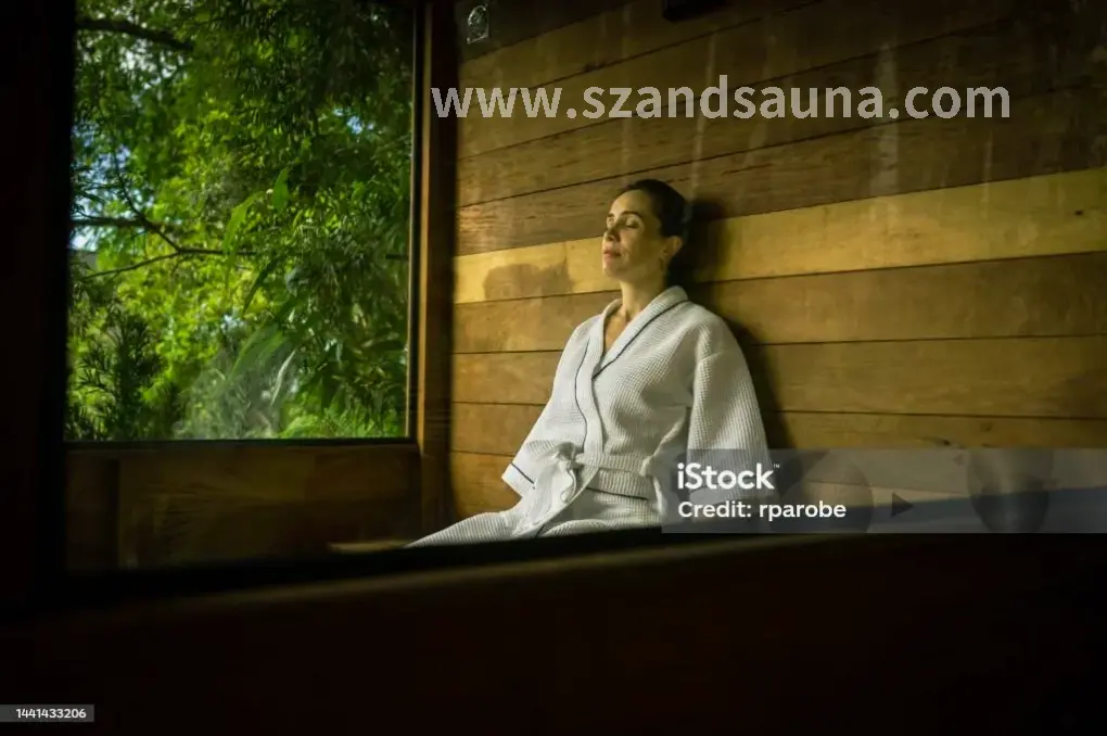 一个正在为顾客进行舒缓按摩的场景