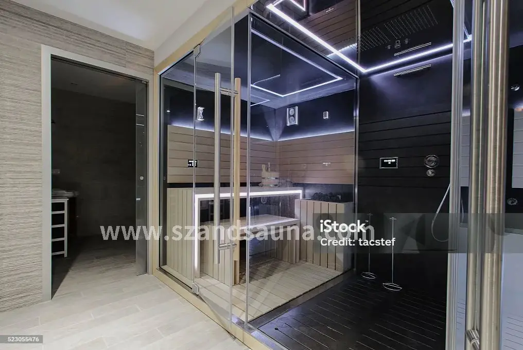 一个人在桑拿房内放松