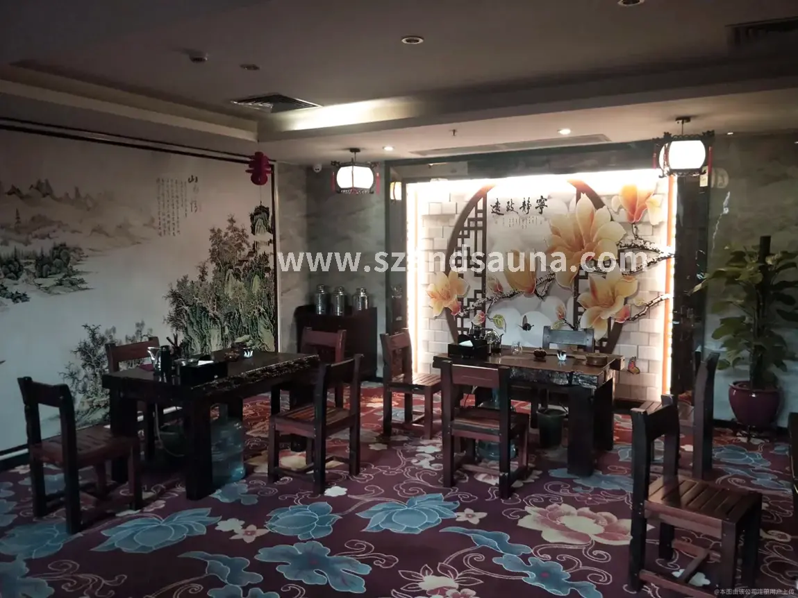 人们在桑拿房内享受